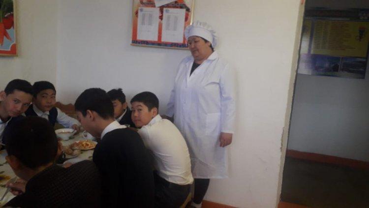 Оқушылардың ыстық тамақ ішу сәтінен